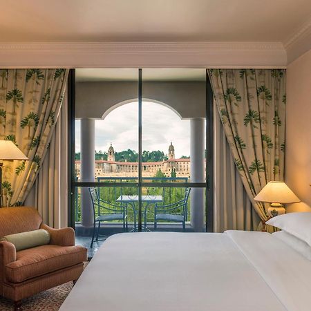쉐라톤 프리토리아 호텔 프레토리아 외부 사진 A guest room at the Hilton Pretoria