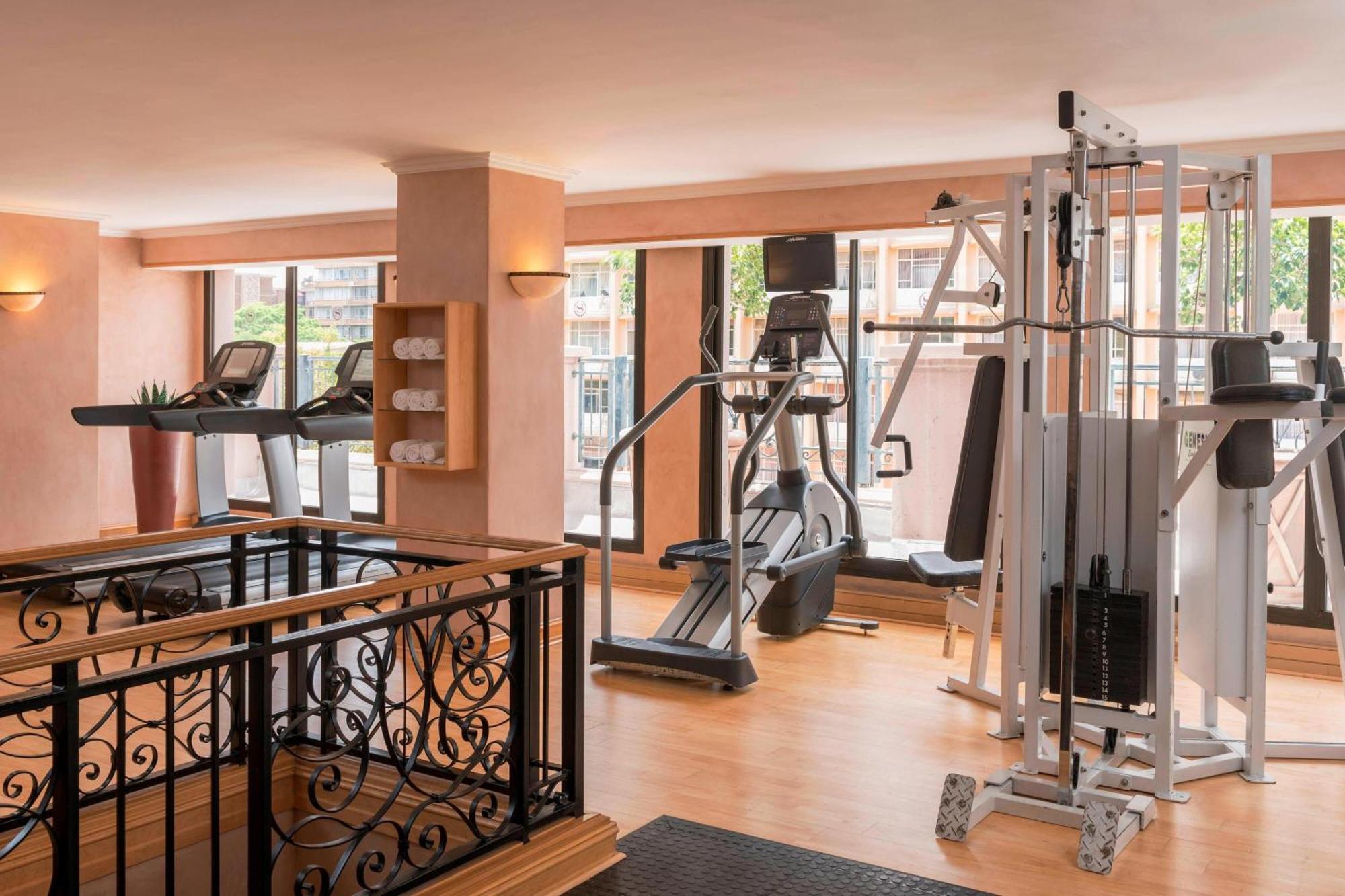 쉐라톤 프리토리아 호텔 프레토리아 외부 사진 The gym at the hotel