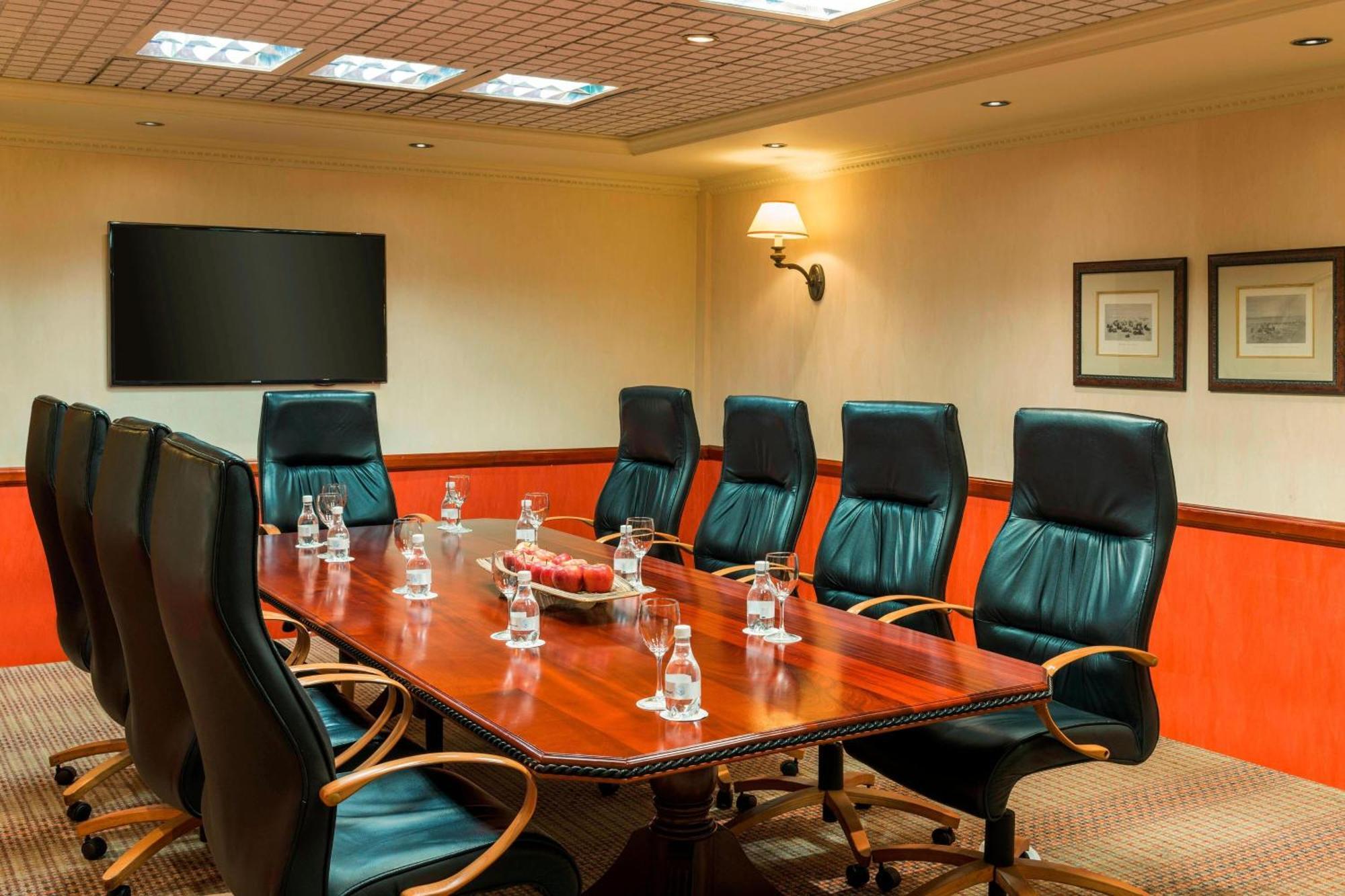 쉐라톤 프리토리아 호텔 프레토리아 외부 사진 Boardroom at the Hilton London Heathrow