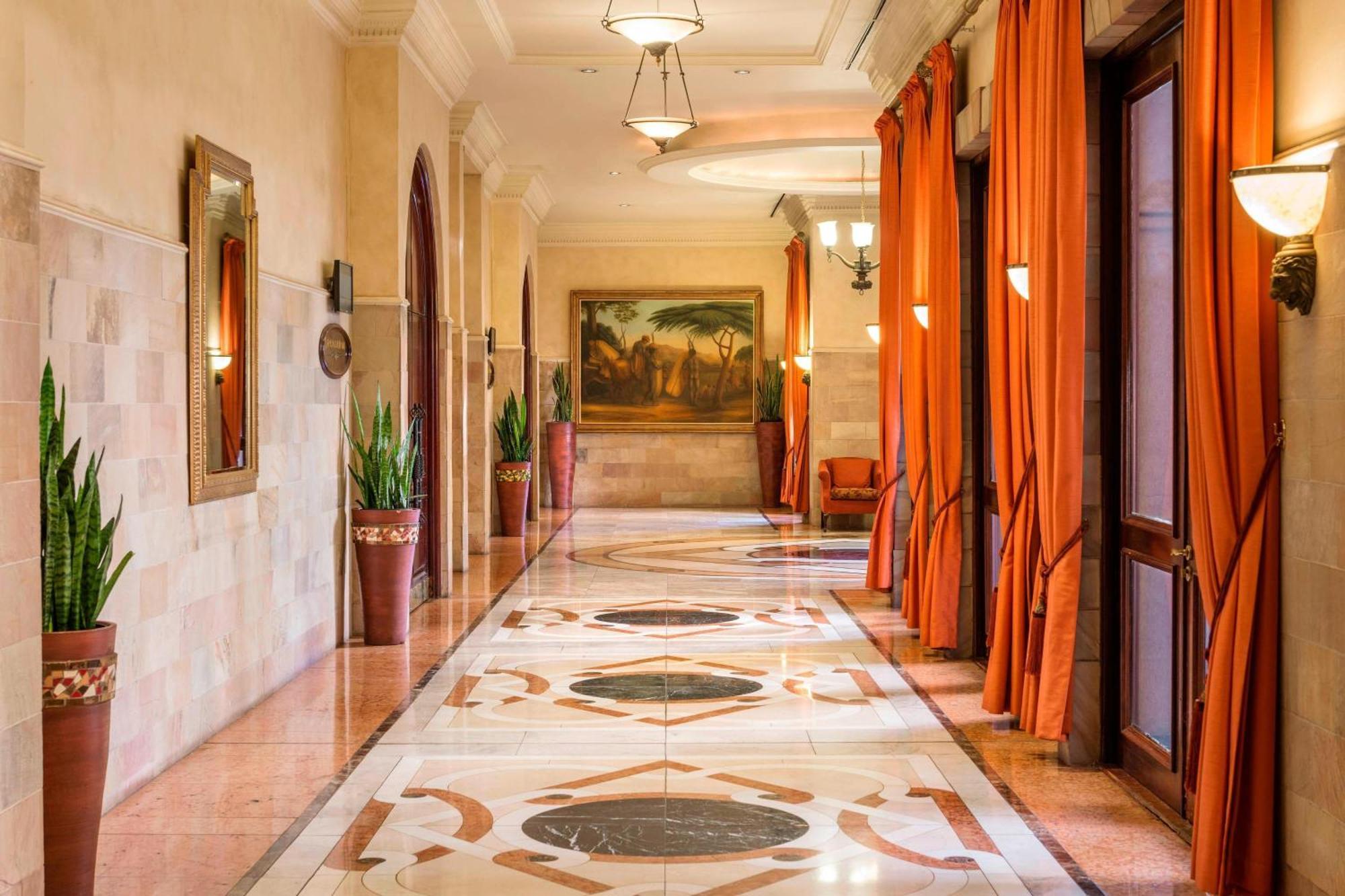 쉐라톤 프리토리아 호텔 프레토리아 외부 사진 Interior of the hotel