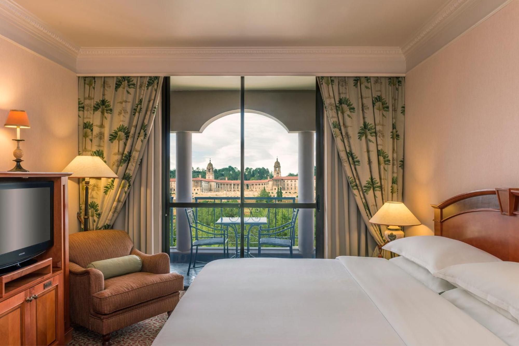 쉐라톤 프리토리아 호텔 프레토리아 외부 사진 A guest room at the Hilton Pretoria
