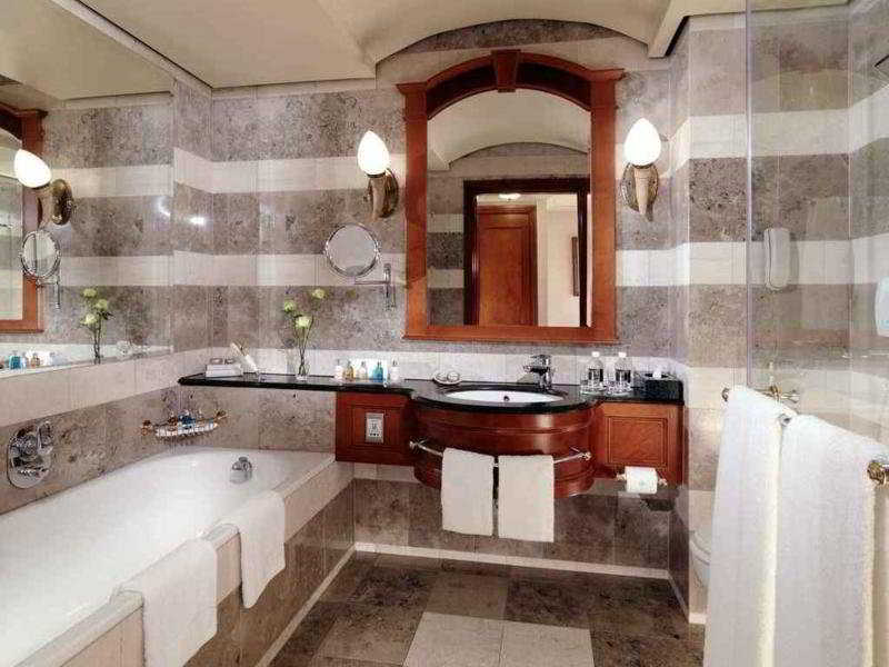 쉐라톤 프리토리아 호텔 프레토리아 외부 사진 A bathroom